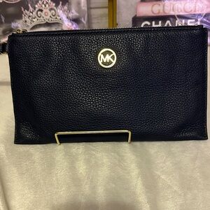 Michael Kors Jet Set medium pebbled leather wristlet in navy blue. EUC